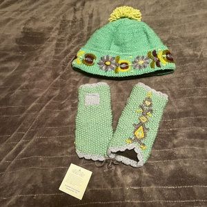 Brand new with tags, never worn. Hat and hand warmers. Hand knit. Fleece lined.